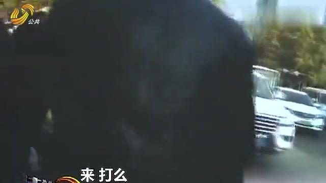 面对交警执法海口男子如此当街尬舞画面不可