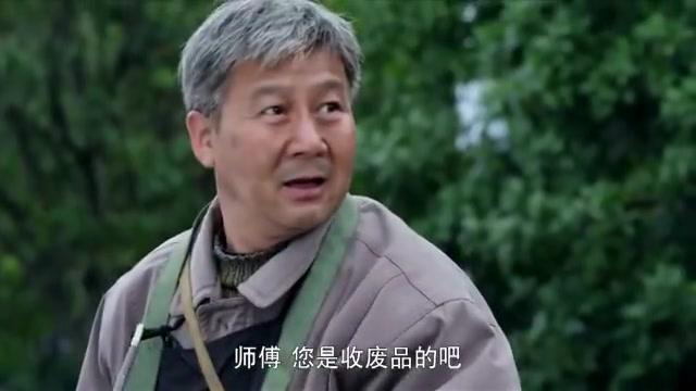 女儿考上高等学校,在同学面前不认自己收破烂带的哑巴爸爸