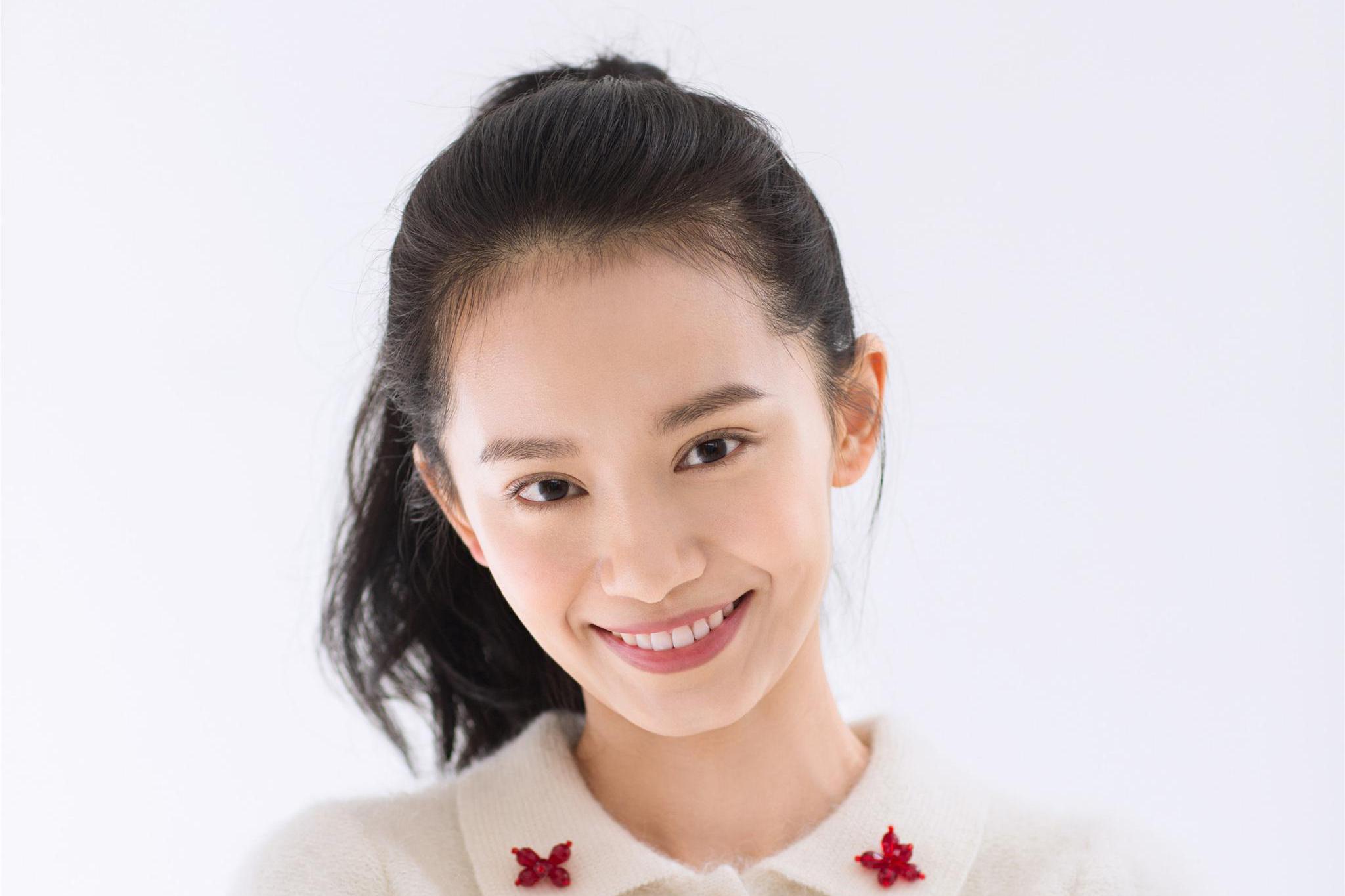 王禛白衣清新写真 笑颜甜美少女感十足