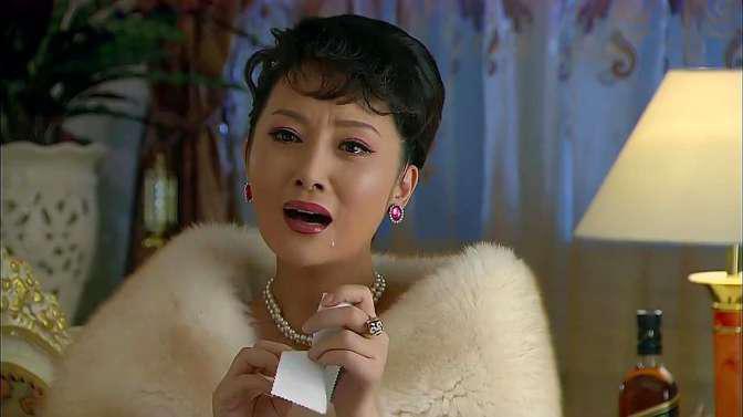 末代皇帝传奇:婉容皇后泣不成声,撕掉爱人的照片,皇上却不知情