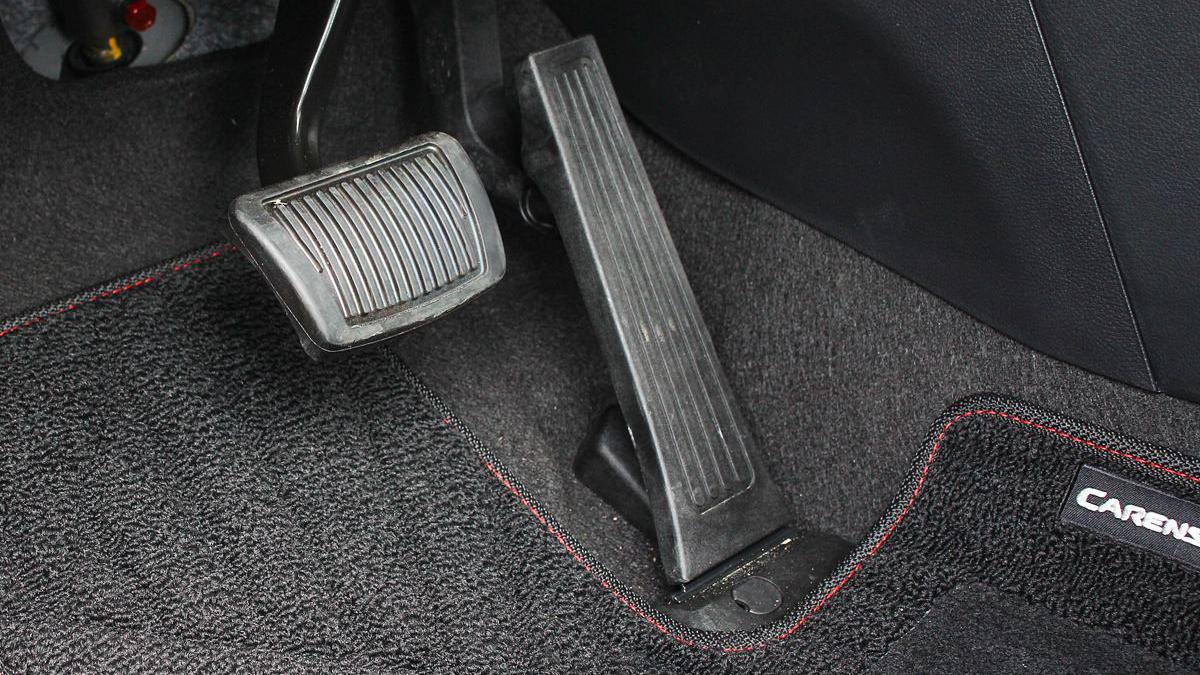 地板式和悬吊式油门,两者有什么区别?里面学问大,新手要清楚