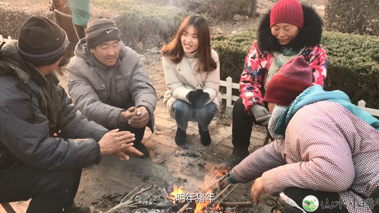 农村美女来赶集,时间还早,跟路边生火取暖的摆摊大爷大妈拉呱