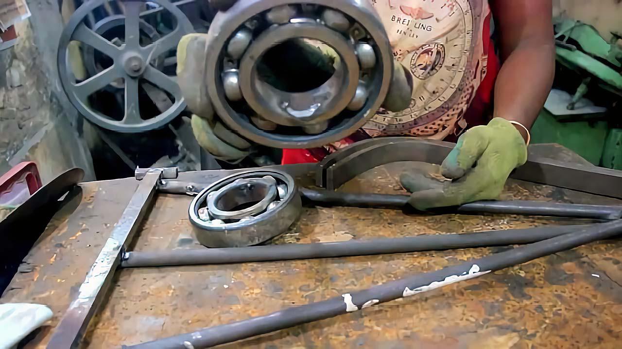 牛人利用二个轴承制作金属小推车轻松推起110公斤重物