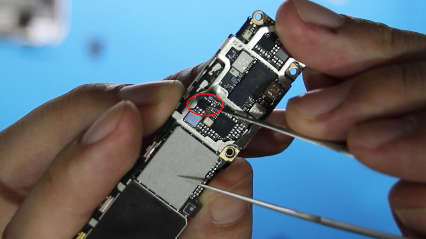 iphone6s充电不开机问题出在主板小芯片上面完美修复