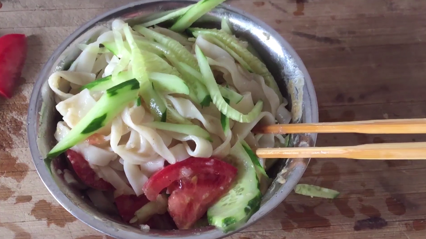 河南周口持续高温农村媳妇下厨做手工凉面条地道的河南风味