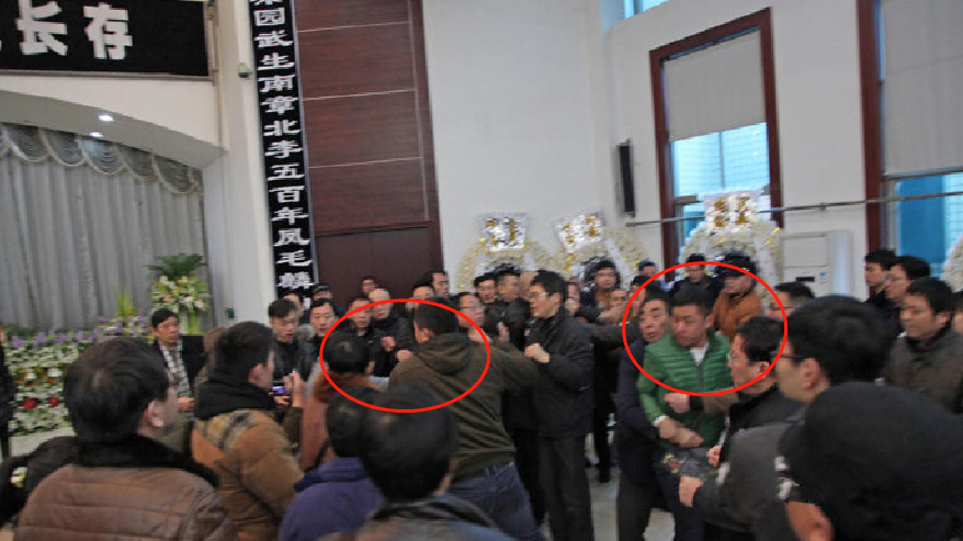 六龄童追悼会现场回顾,"唐僧"泪目送别,数名亲属却大打出手!