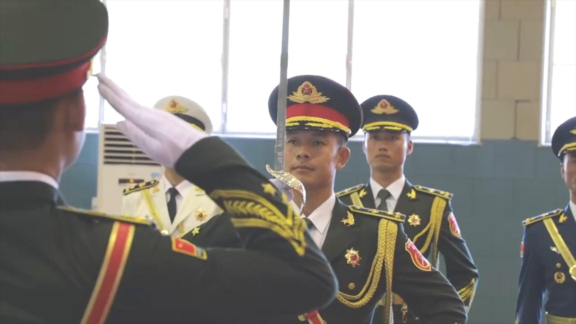 三军仪仗队执行队长交接仪式,指挥刀的传承让人热血沸腾!