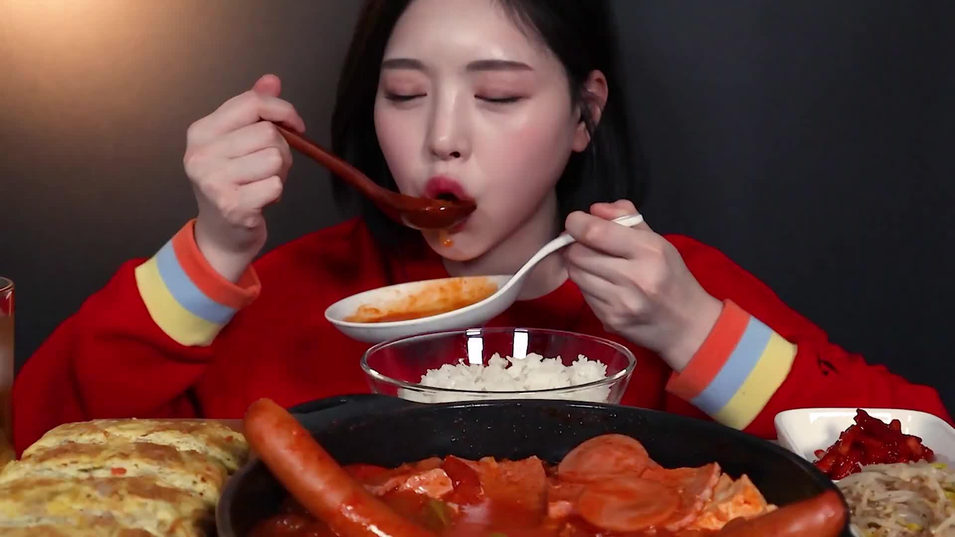 韩国大胃王吃草莓奶油面包,一口气连吃了三个,真佩服她的胃口!