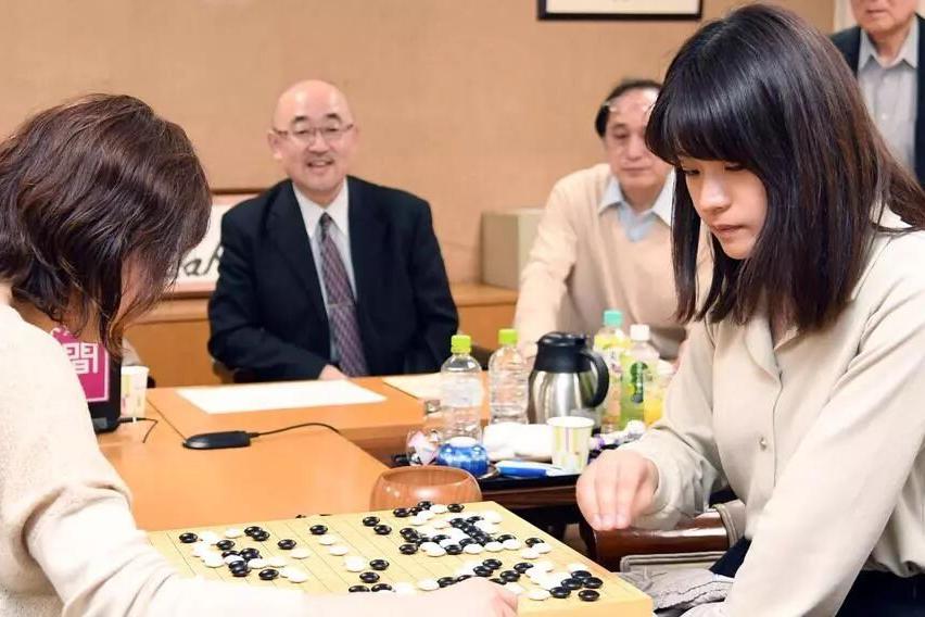 恢复王朝太难！ 日本女流名人战谢依旻遭最强敌逆转 无缘重夺头衔|谢依旻|藤泽|名人战|白棋|黑棋_新浪新闻