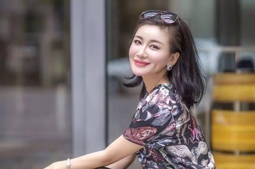 20岁嫁给演员陆剑民,如今48岁与丈夫恩爱如初|陆剑民|胡月|歌坛_新浪