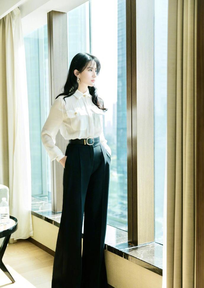 刘亦菲最新时尚大片 白衬衫彰显迷人魅力