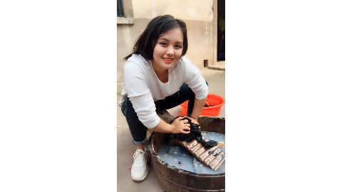 长得很像杭州宋城小白的网红美女,洗衣服了!
