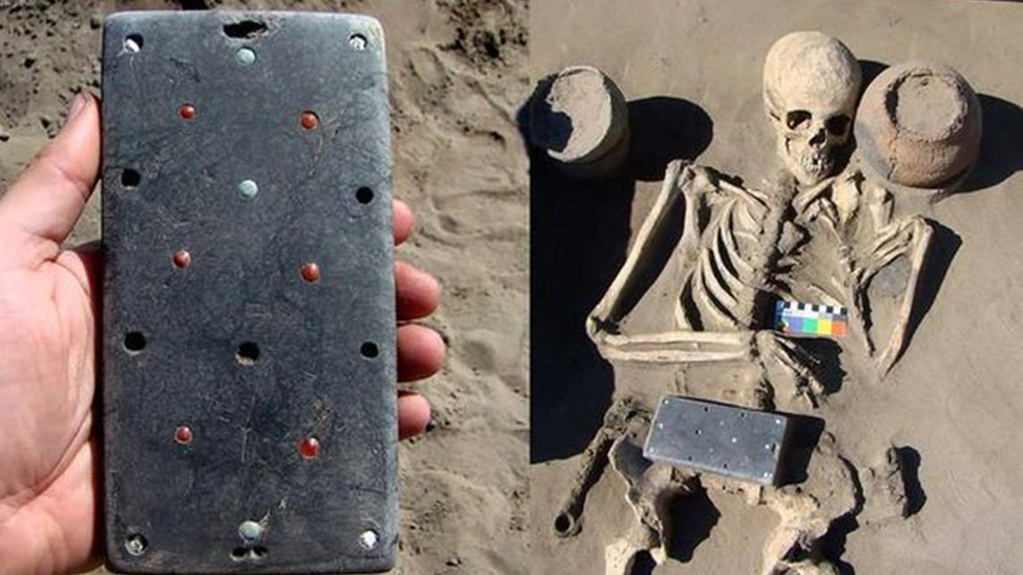 2100年前古墓发现像iPhone文物 为女性陪葬配饰