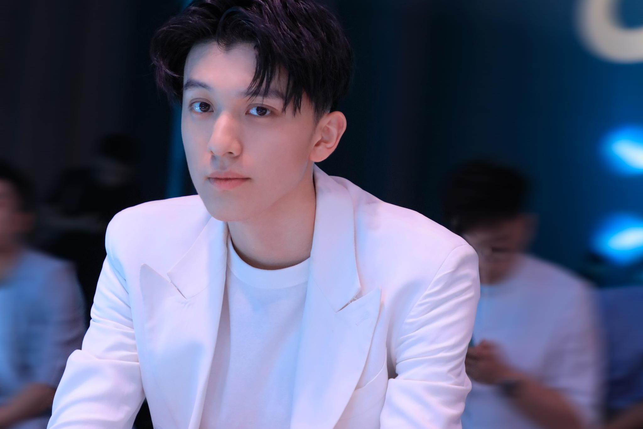 白西装少年赵英博上线营业 佛系养生男孩竟然还会双截棍!