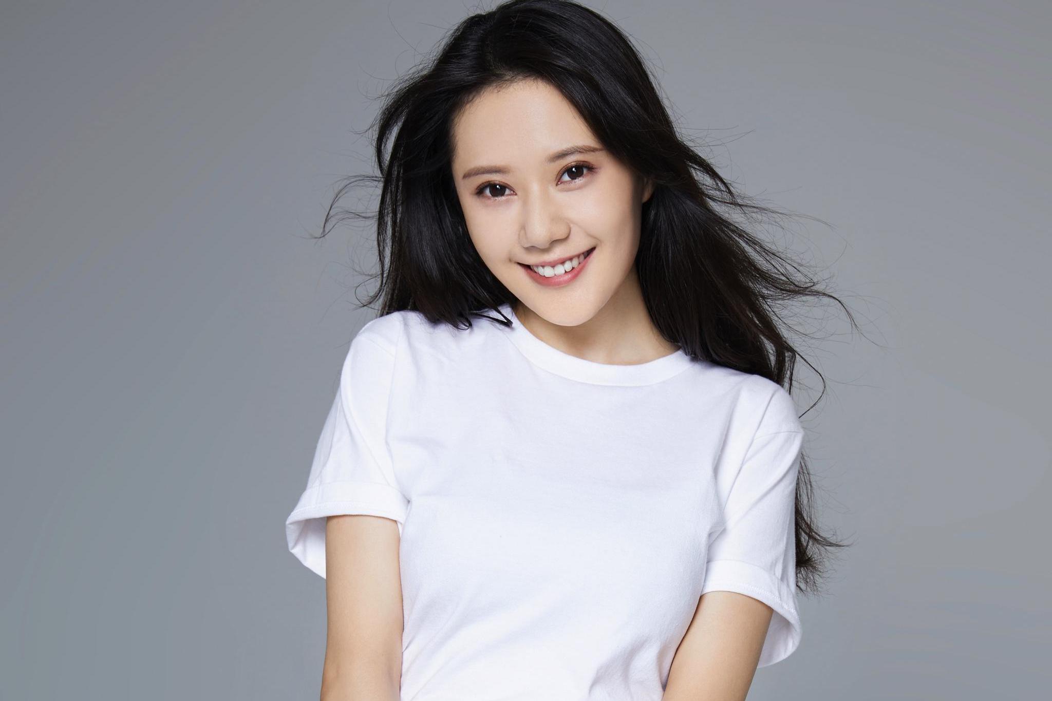 李朵化身精灵少女 真实自在俏皮迷人