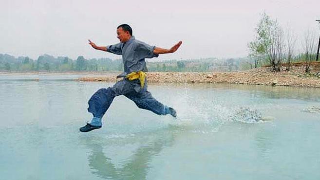 世界最神奇液体踩在上面人人都能做到轻功水上漂