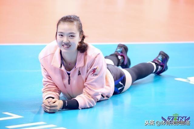 太美了!张常宁趴在地上对着镜头露出甜美微笑,中国女排颜值担当_新浪新闻
