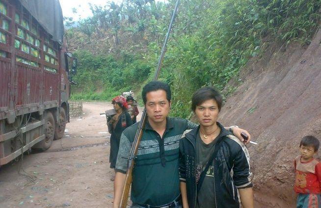 老挝农村生活状态房子都是茅草屋先生孩子再结婚