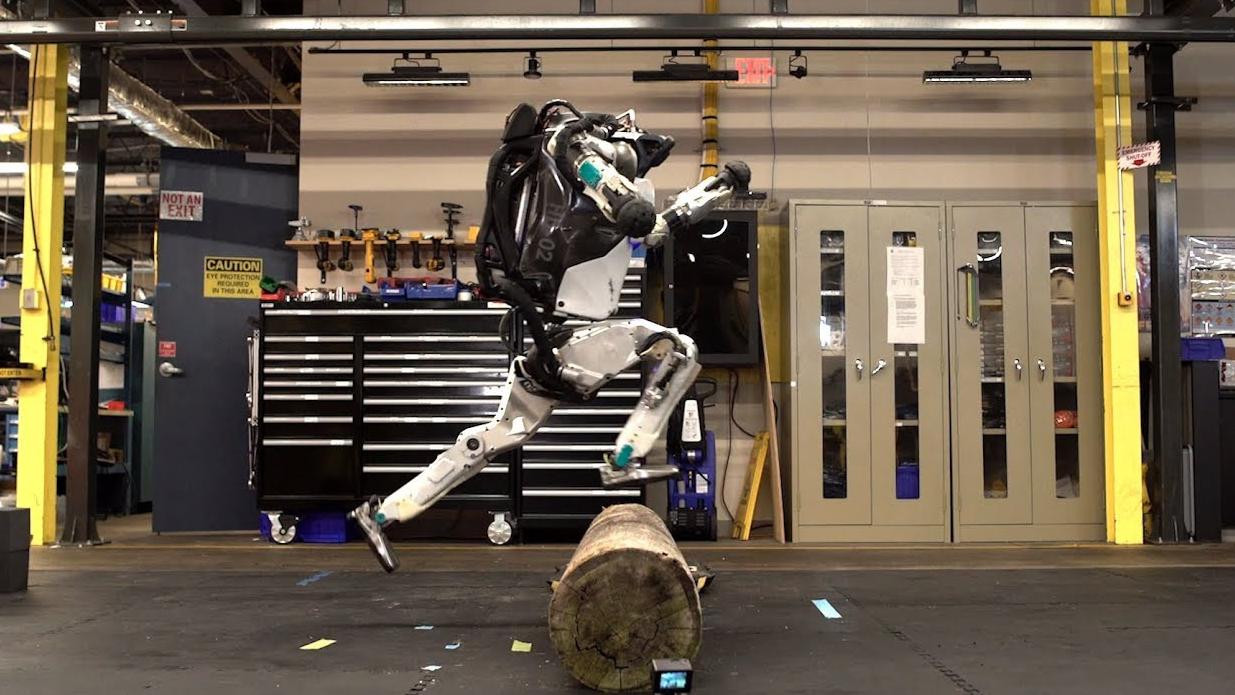 波士顿动力atlas人形机器人秀逆天操作居然学会后空翻了