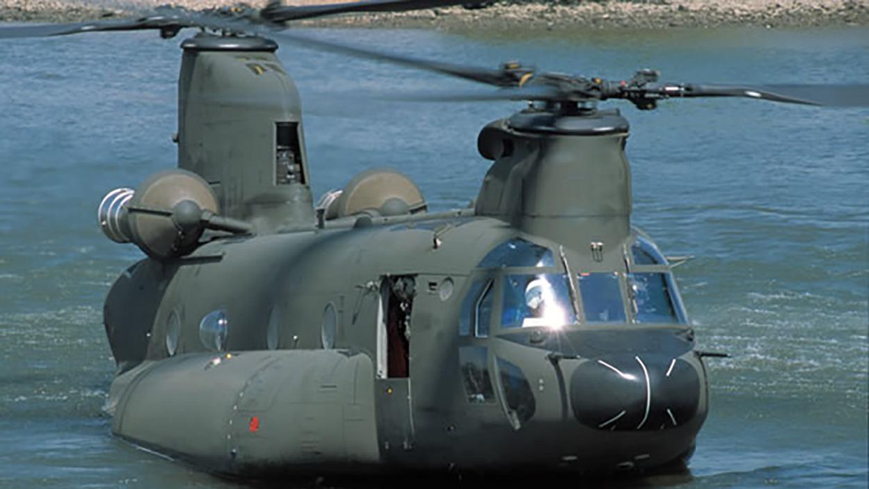 ch-47"支奴干"直升机,展示极限飞行特技,像船一样在水面航行