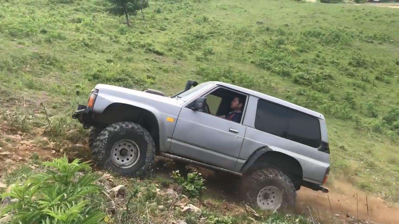 越野车爬山,这个难度不小,就一台车上去了