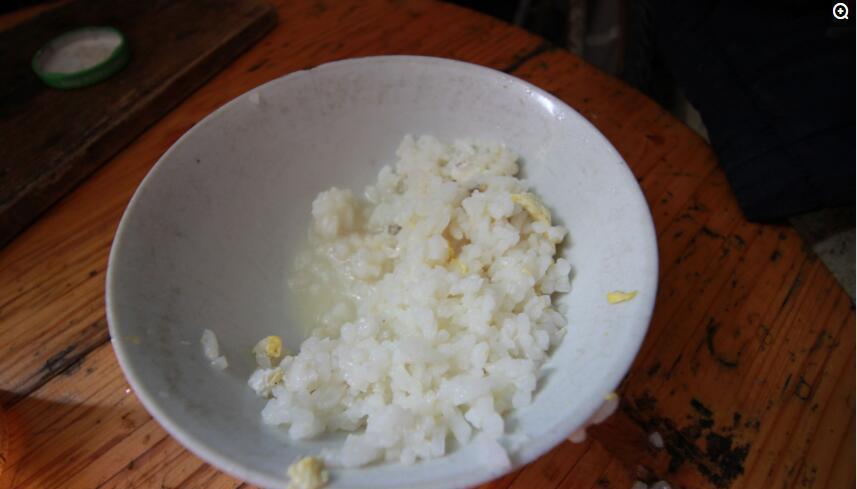 父重残母出走奶奶年迈 可怜小姐妹渴望家的温暖