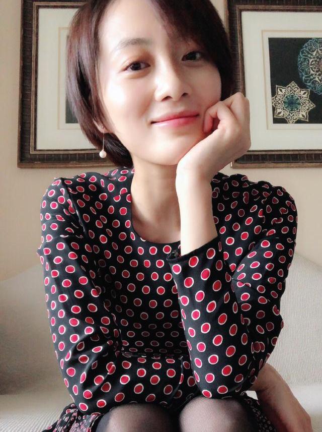 气质百变的徐梵溪甜美的笑容和时尚可爱的乖巧造型