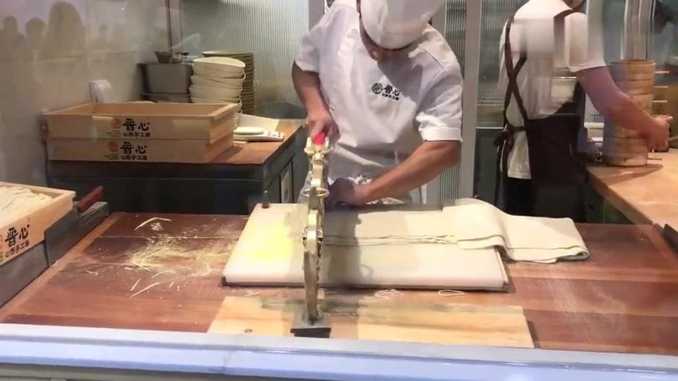 杀鸡就用宰牛刀，切面就用大砍刀。_新浪新闻