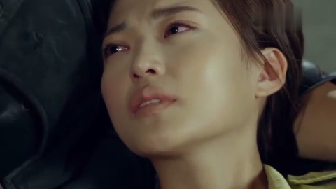 小伙从废墟出来后,一直昏迷不醒,旁边的美女特种兵却发现不对