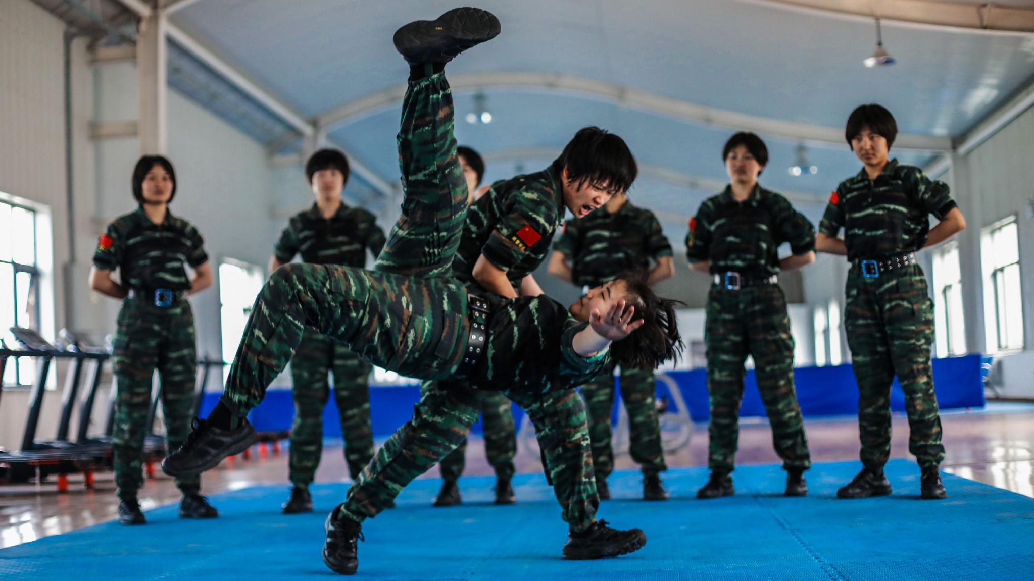 这些堪称军中霸王花的特战女兵,擒拿格斗的血性瞬间震撼全场!