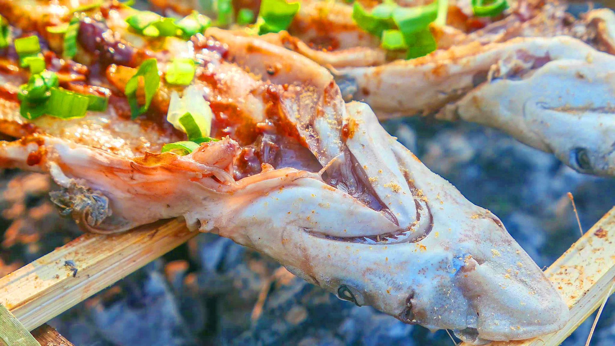 凶神恶煞的鲨鱼,烤熟后原来这么好吃,小伙子一次吃了三条