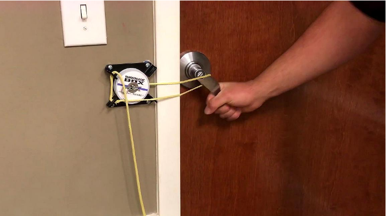 牛人用绳子将门把手缠两圈,自制"阻门"神器,力气再大也撞不开