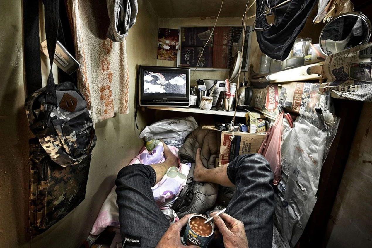 劏房、棺材房、笼屋…在香港,有21万人每天活得毫无尊严!|笼屋|棺材|周先生_新浪新闻