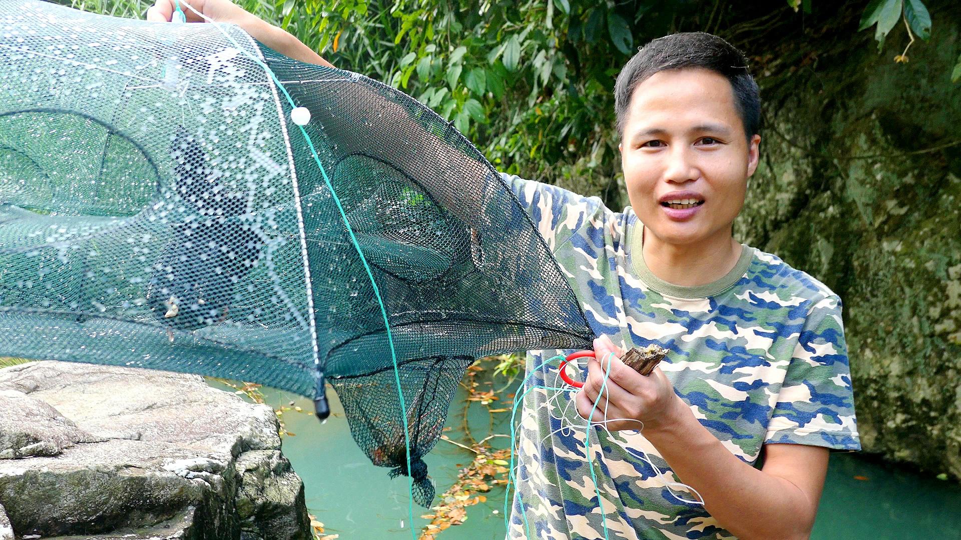 这深山野岭的水潭里,居然能抓到这么多河虾,看来可以饱餐一顿了