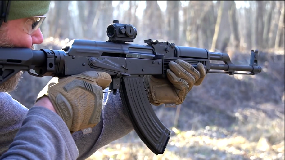 崭新的ak系列突击步枪靶场射击测试,打了一会儿就开始冒烟了