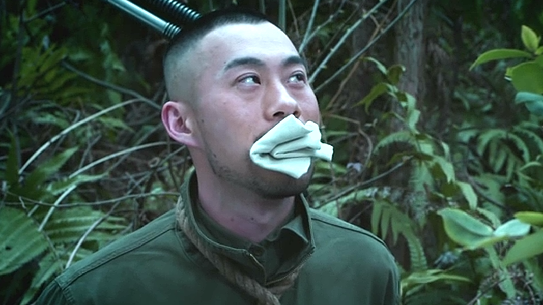 小鬼子军官为了抓捕国军特种兵,没想到让手下假装被抓然后自尽