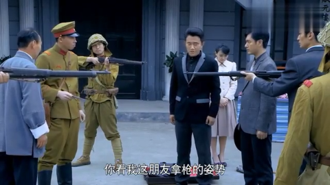 日本人随便搜查过客的东西,还枪指主角三人,小伙瞬间来脾气了