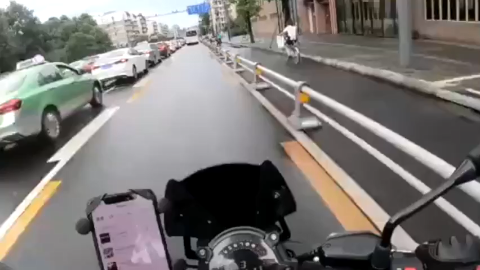 新浪秒车:成都女子手机被偷 摩托骑手43秒车流中拦截追回