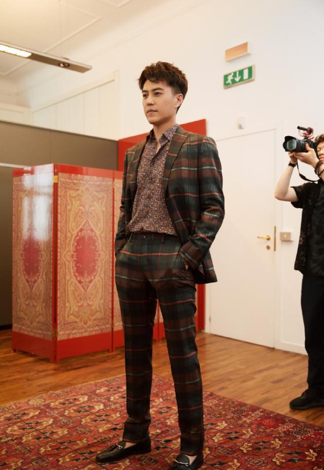 靳东身现etro2020春夏男装秀场,霸道总裁秒变气质型男