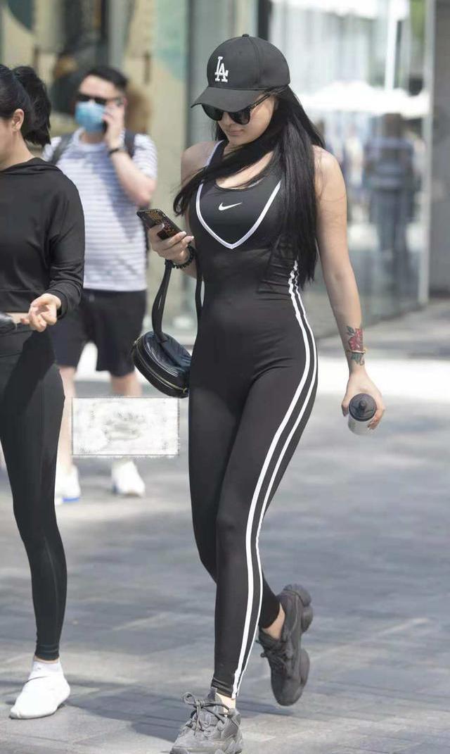 街拍:小姐姐穿连体裤,个性十足,但是真的方便吗?