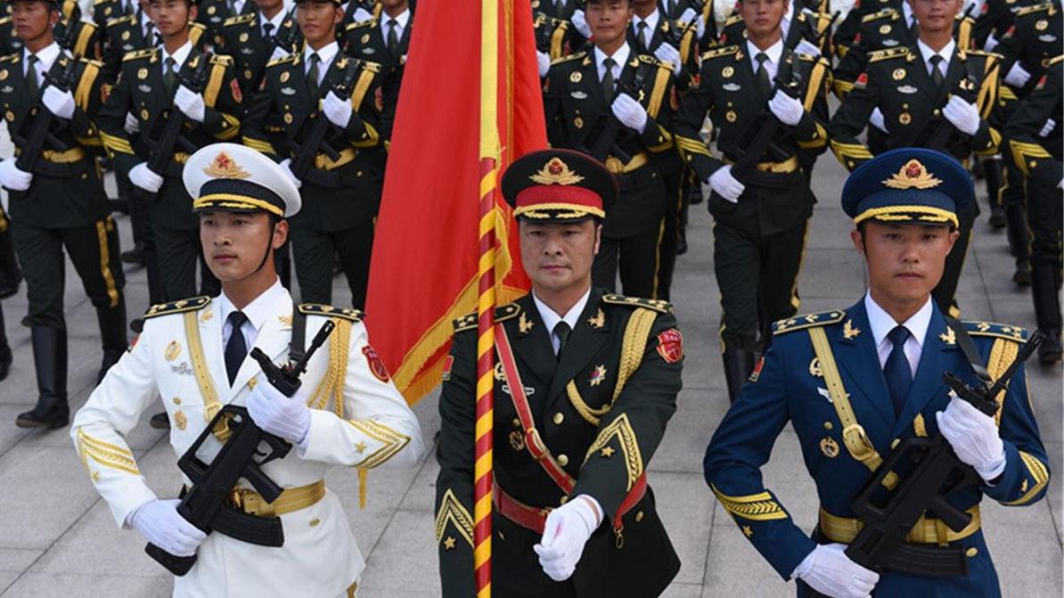 三军仪仗队退役士兵告别仪式,交接军旗的那一刻催人落泪!