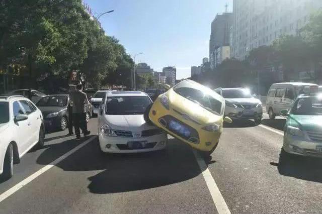 强行加塞，后车故意撞上去，谁的责任？-新浪汽车