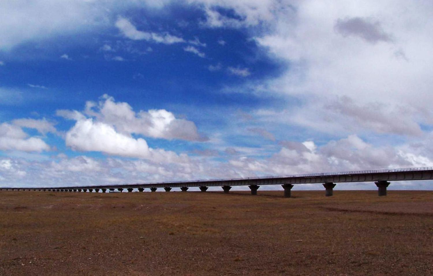 也就是说,盐桥实际上就是一条在盐盖上铺成的道路,若想常年通车,不得