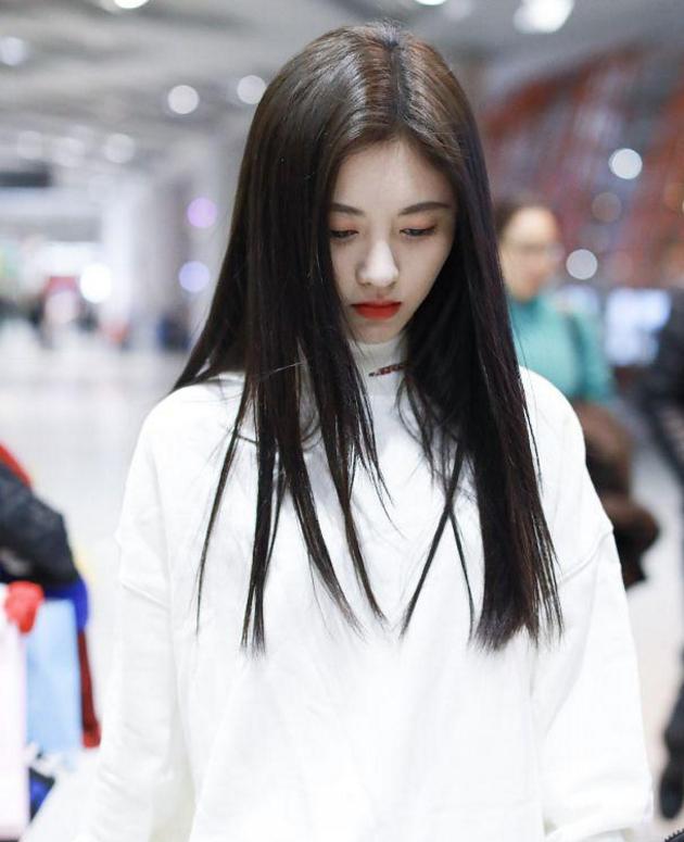 又被鞠婧祎惊艳了,卫衣 牛仔裤尽显高级感,直发出镜美成了初恋