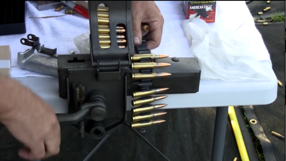 机枪弹链原来是这样串接起来的!