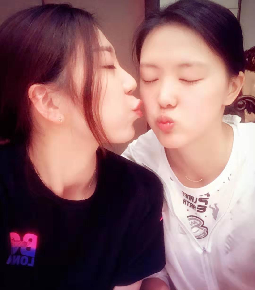 女排姑娘张常宁私照吐舌亲亲嘟嘴卖萌好一幅少女娇羞的模样