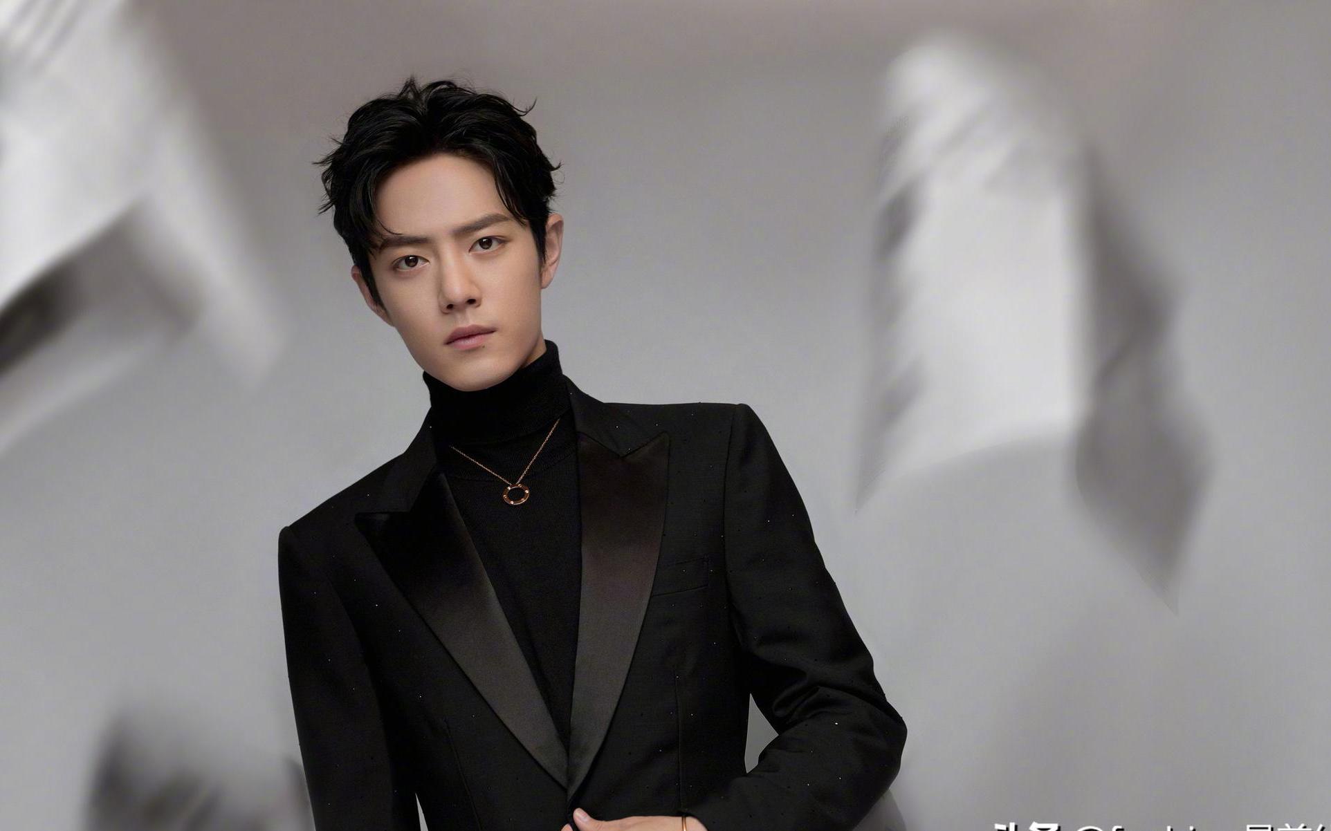 肖战身着黑色西装,佩戴卡地亚首饰出席某活动,尊贵又高雅!