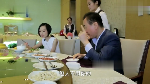 王健林吃饭的时候吧唧嘴鲁豫在旁边差点绷不住就差笑出来了