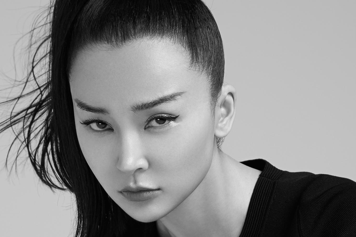 姚星彤诠释女性力量 凌厉美艳飒劲十足