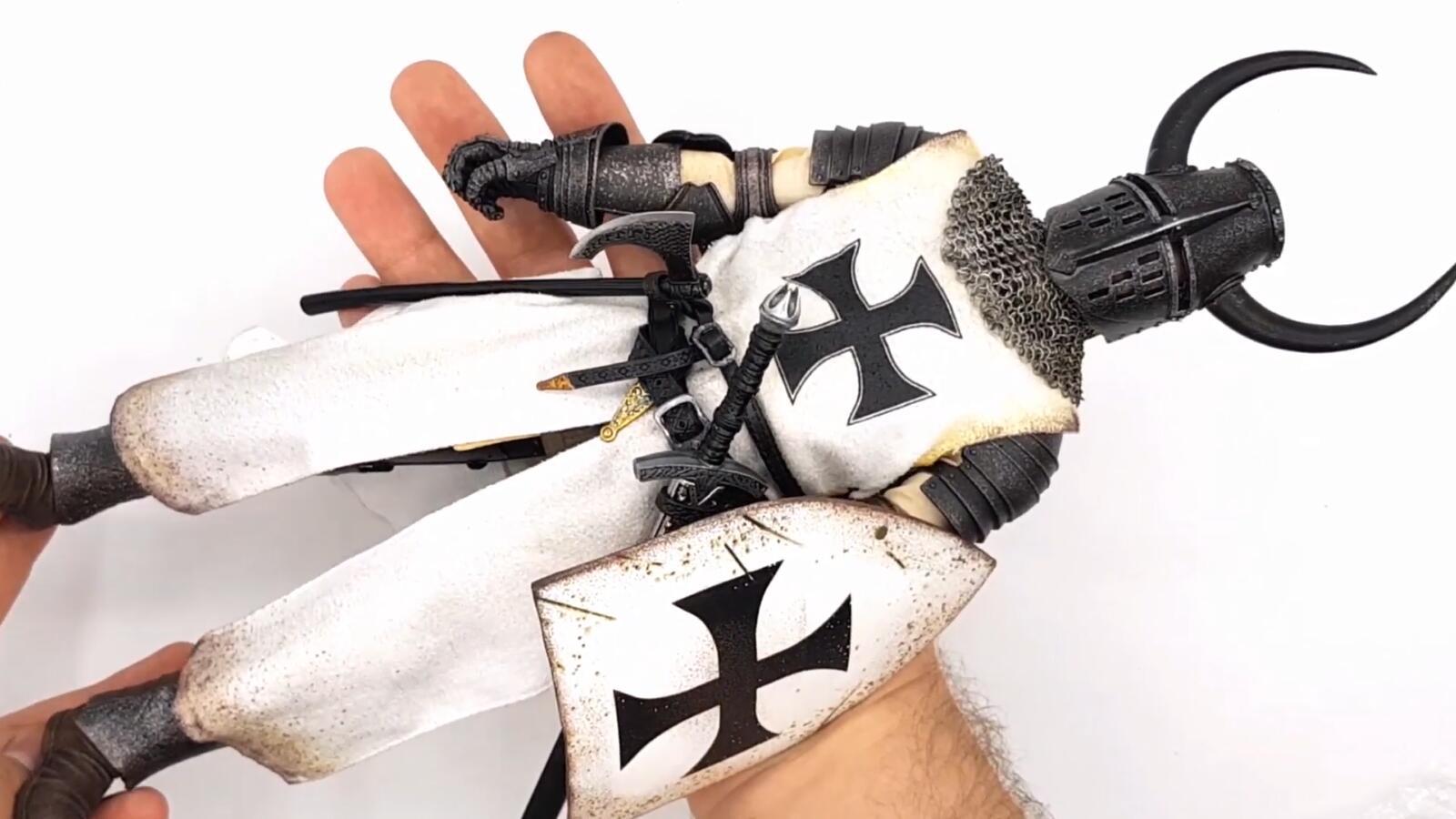 条顿武士模型,服饰盔甲相当考究,就是表情严肃了点!